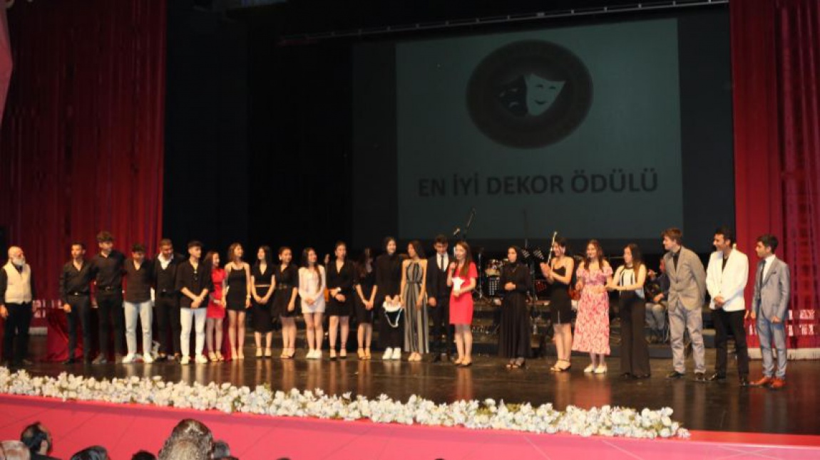 9. Liseler Arası Tiyatro Şenliği’nde Okul Ekibimiz Ödül Aldı