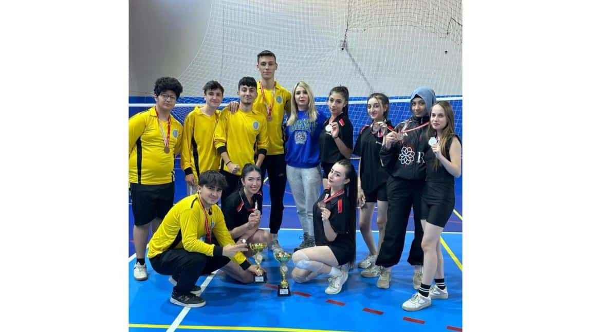 Badminton Turnuvasında Okulumuz Öğrencilerinin Başarısı